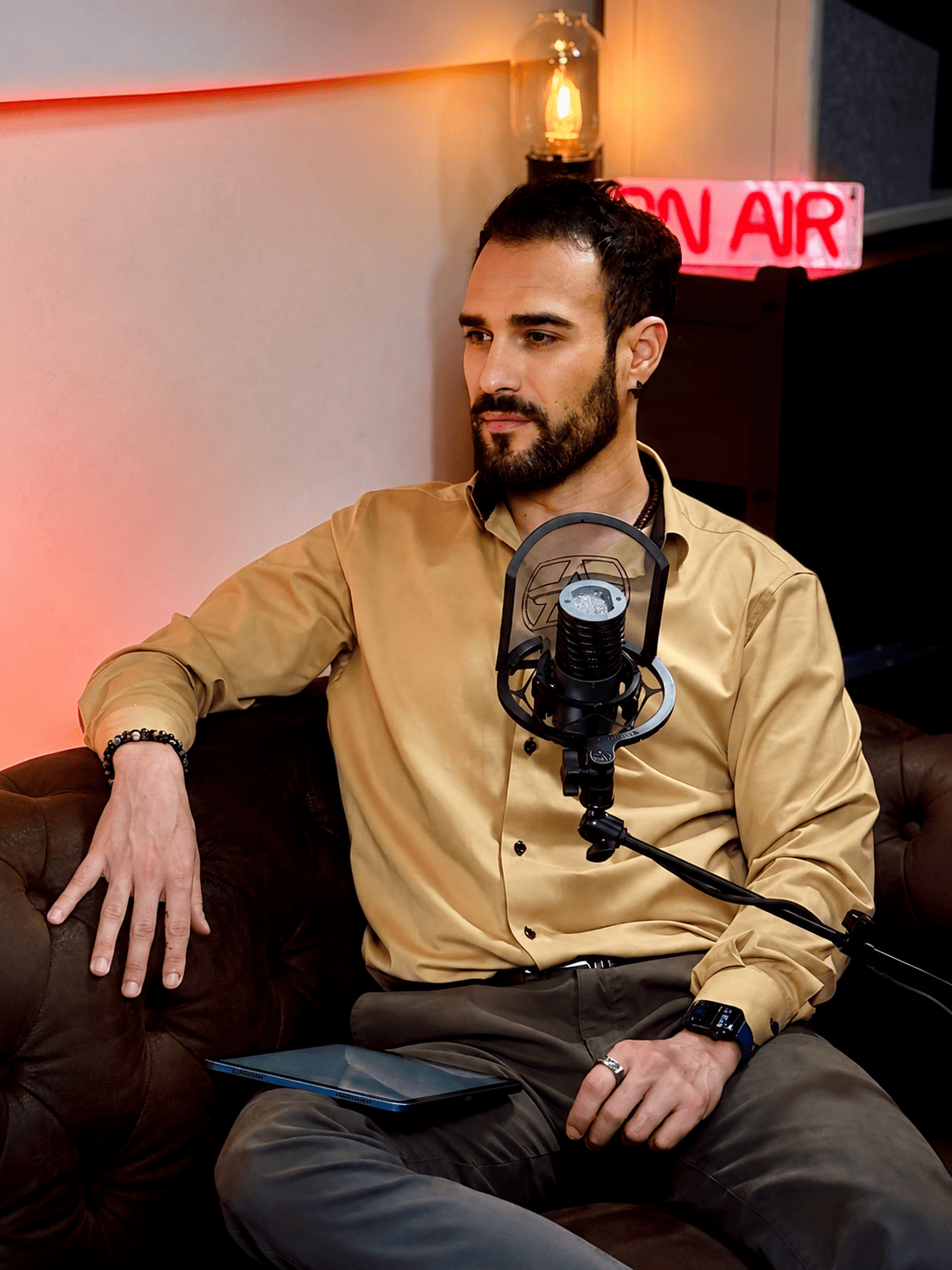 Entrevista en estudio con letrero ON AIR _ David Garcia